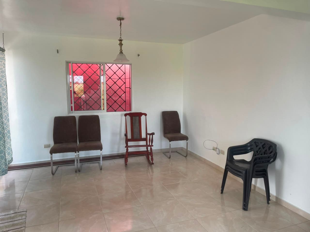 Habitación disponible antes de la adecuación para el Centro BJR de IA y Desarrollo Digital